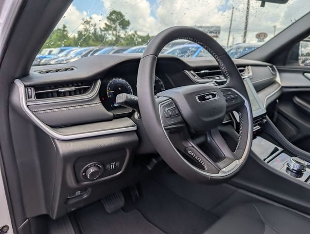 New 2026 Bright White Clear-Coat Exterior Paint Jeep Laredo X image 33