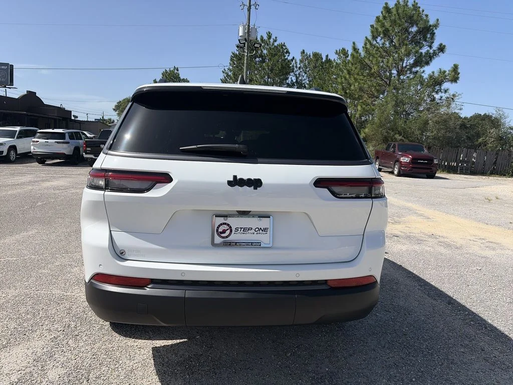 New 2026 Bright White Clear-Coat Exterior Paint Jeep Altitude image 5