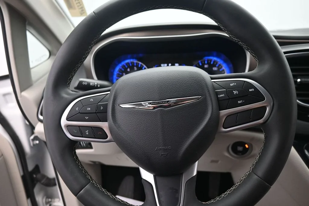 Used 2023 White Chrysler LX image 19