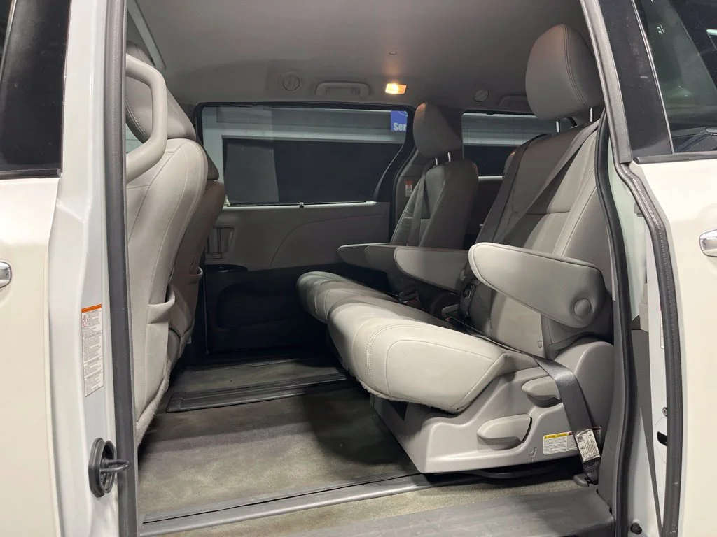 Used 2018 Blizzard Pearl Toyota XLE image 31