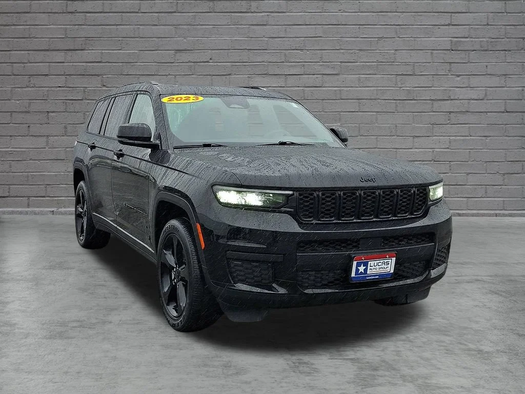 Used 2023 Diamond Black Crystal Pearlcoat Jeep Altitude image 2