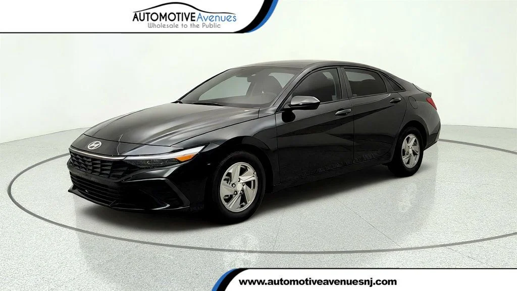 Used 2025 Abyss Black Hyundai SE IVT image 1