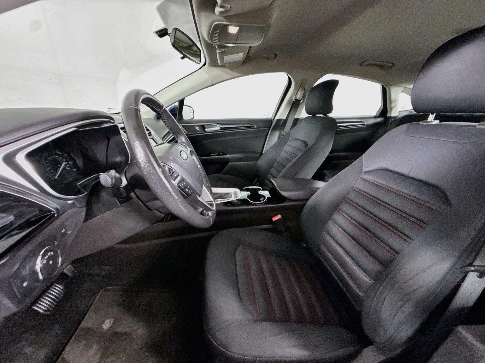 Used 2016 Deep Impact Blue Ford SE image 3