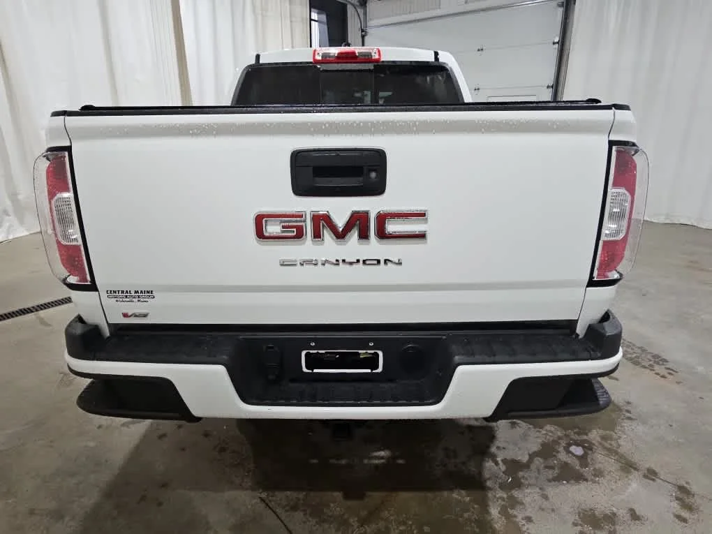 Used 2022 Summit White GMC 4WD Elevation image 5