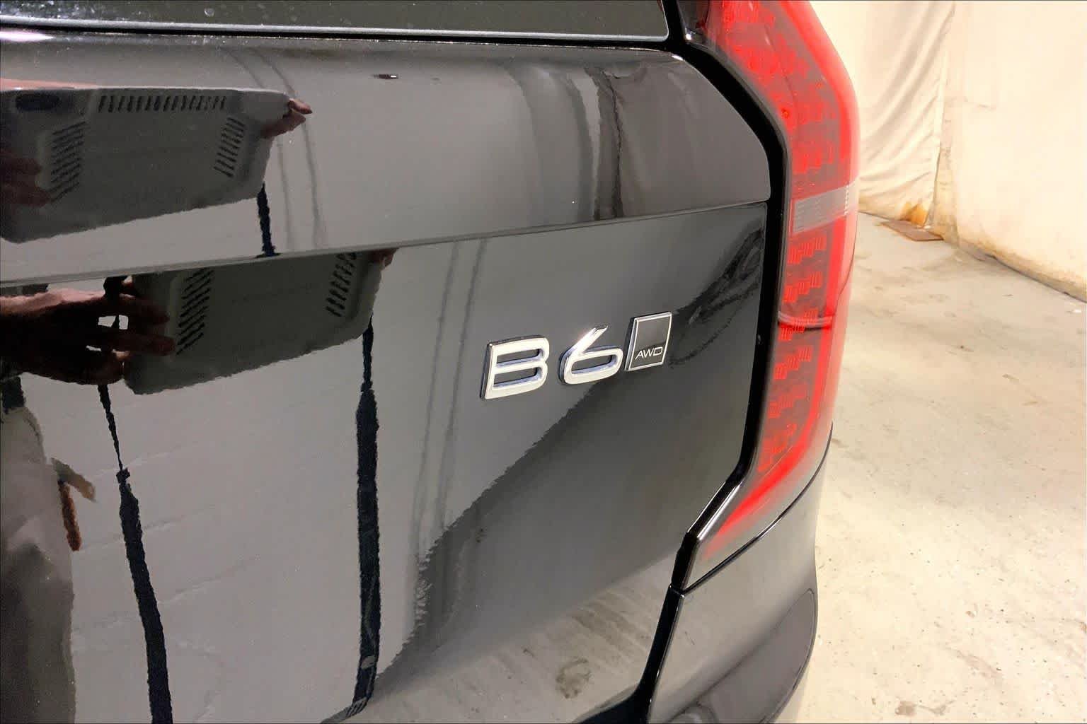 Used 2025 Onyx Black Metallic Volvo Ultra image 29