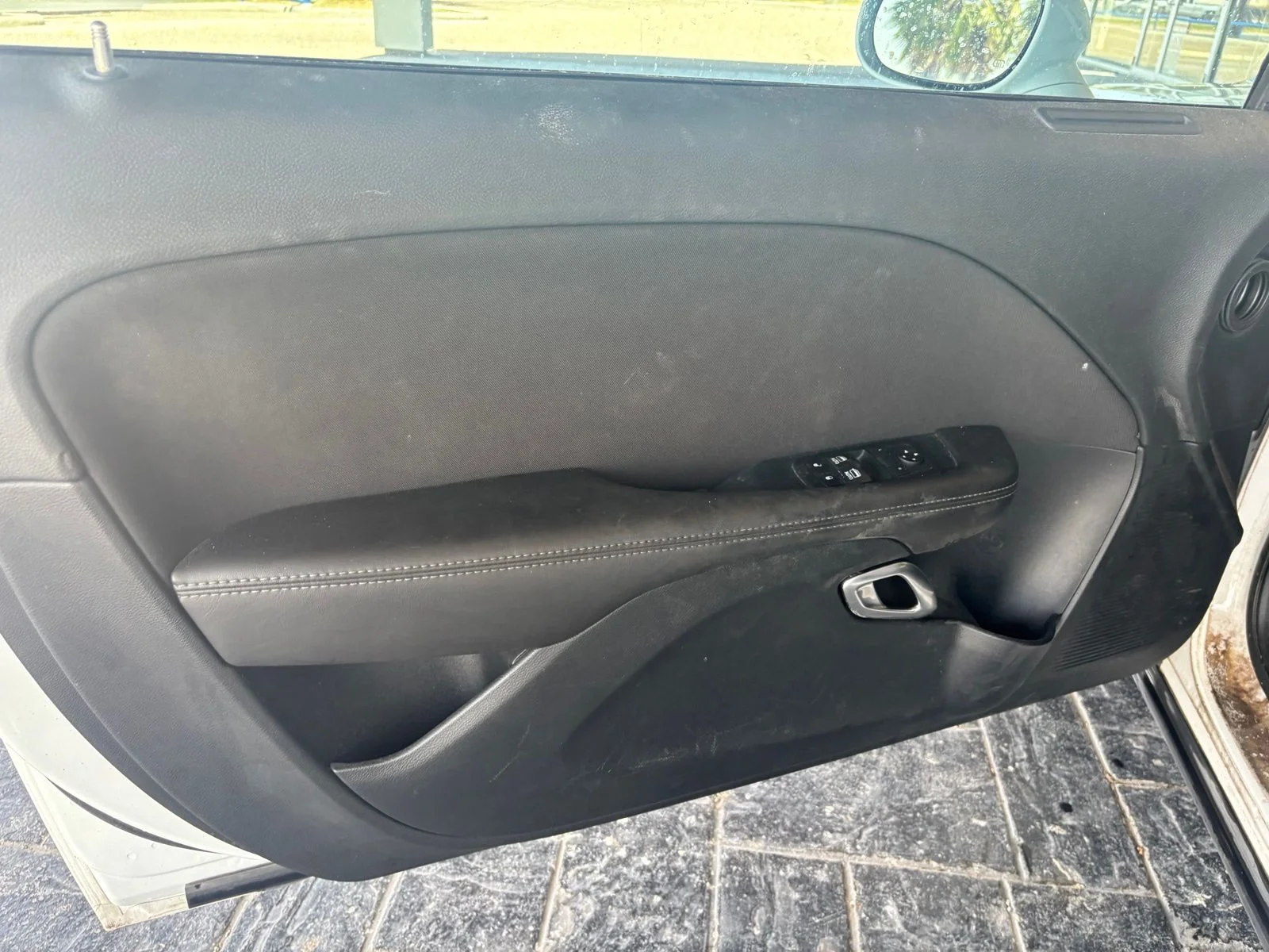 Used 2018 White Dodge SXT image 9