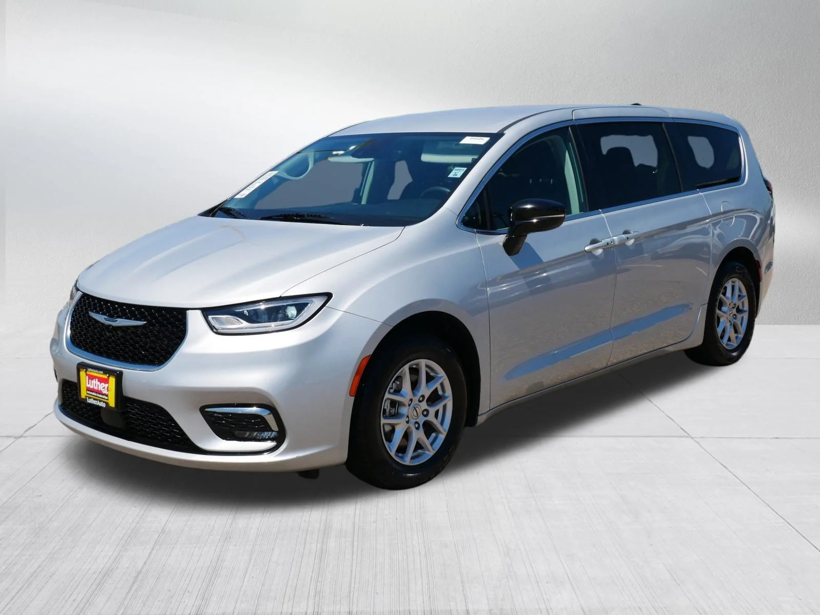 Used 2024 Silver Mist Clearcoat Chrysler Touring L image 3