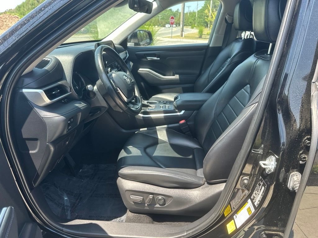 Used 2023 Black Toyota XLE image 10