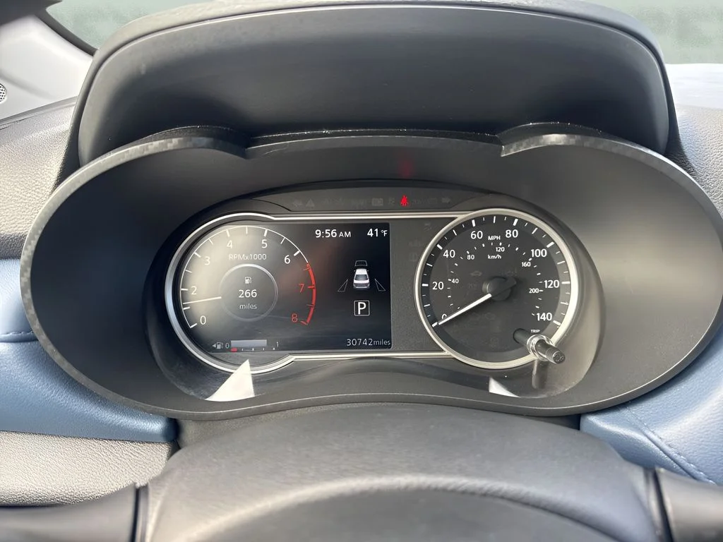 Used 2025 Silver Nissan 1.6 SV image 20