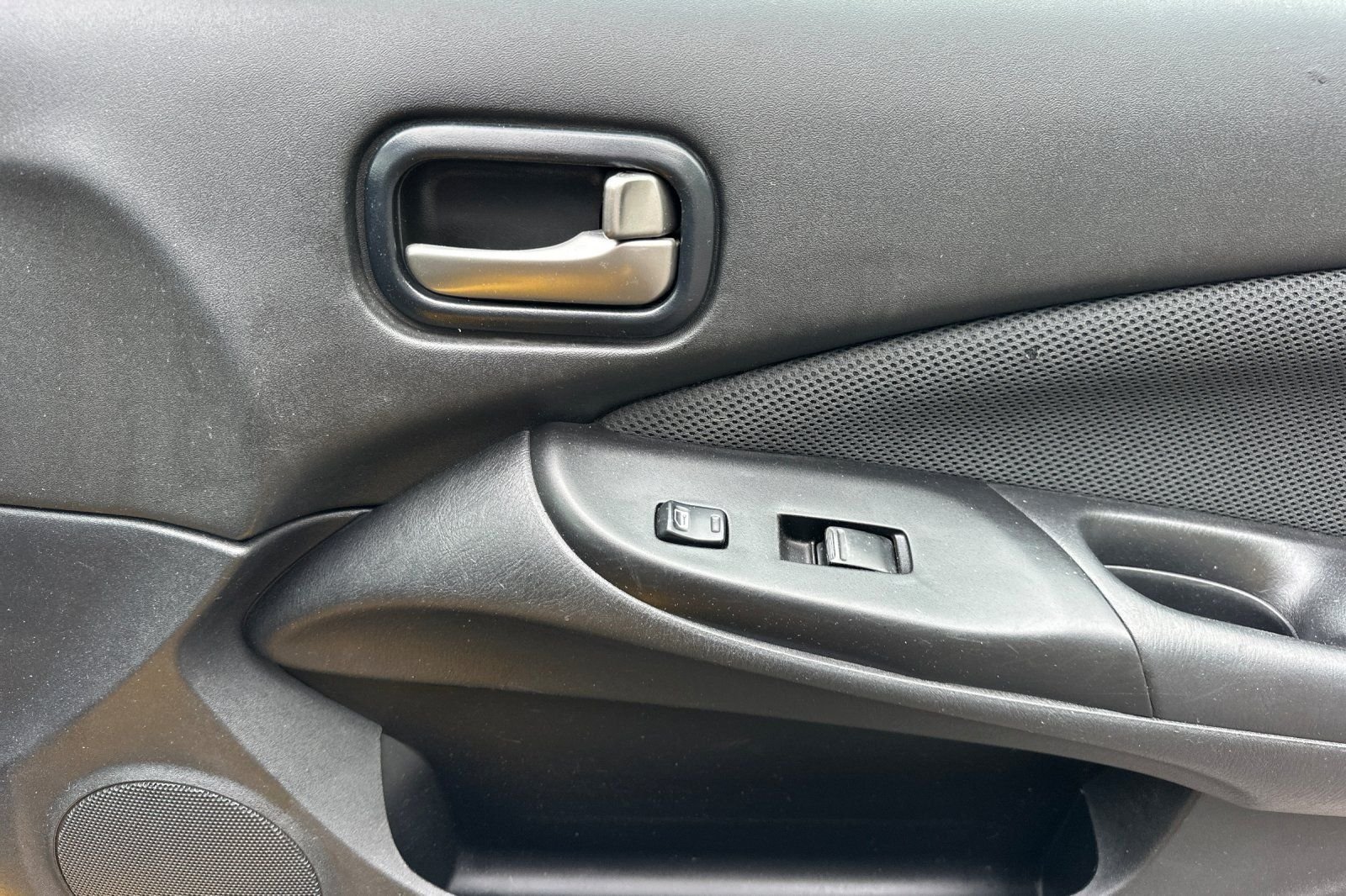 Used 2006 Yellow Nissan SE-R image 18