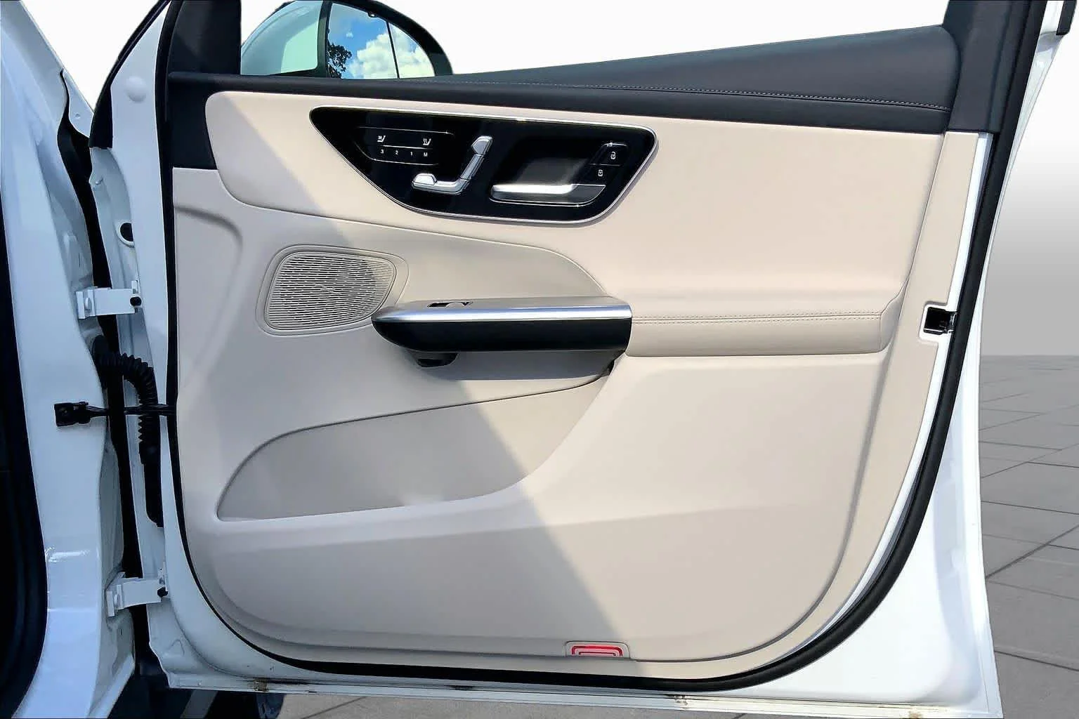 Certified Used 2025 Polar White Mercedes-Benz GLC 300 image 23