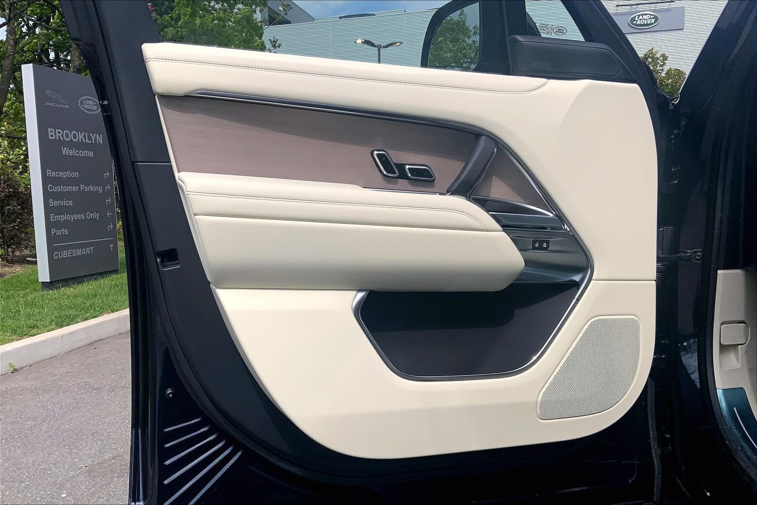 New 2026 Constellation Blue Ultra Metallic Gloss Land Rover SE 7 Seats image 10