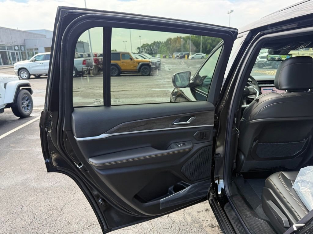 New 2026 Diamond Black Crystal Pearl-Coat Exterior Paint Jeep Limited image 37