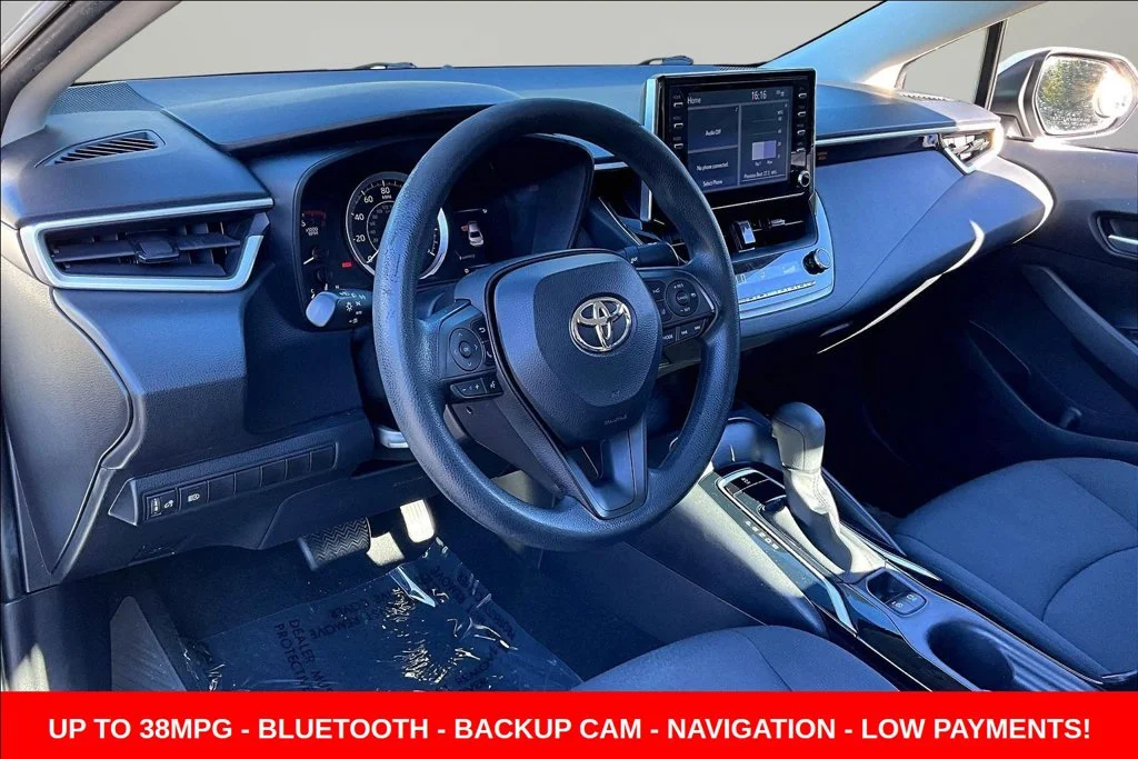 Used 2020 White Toyota LE image 21