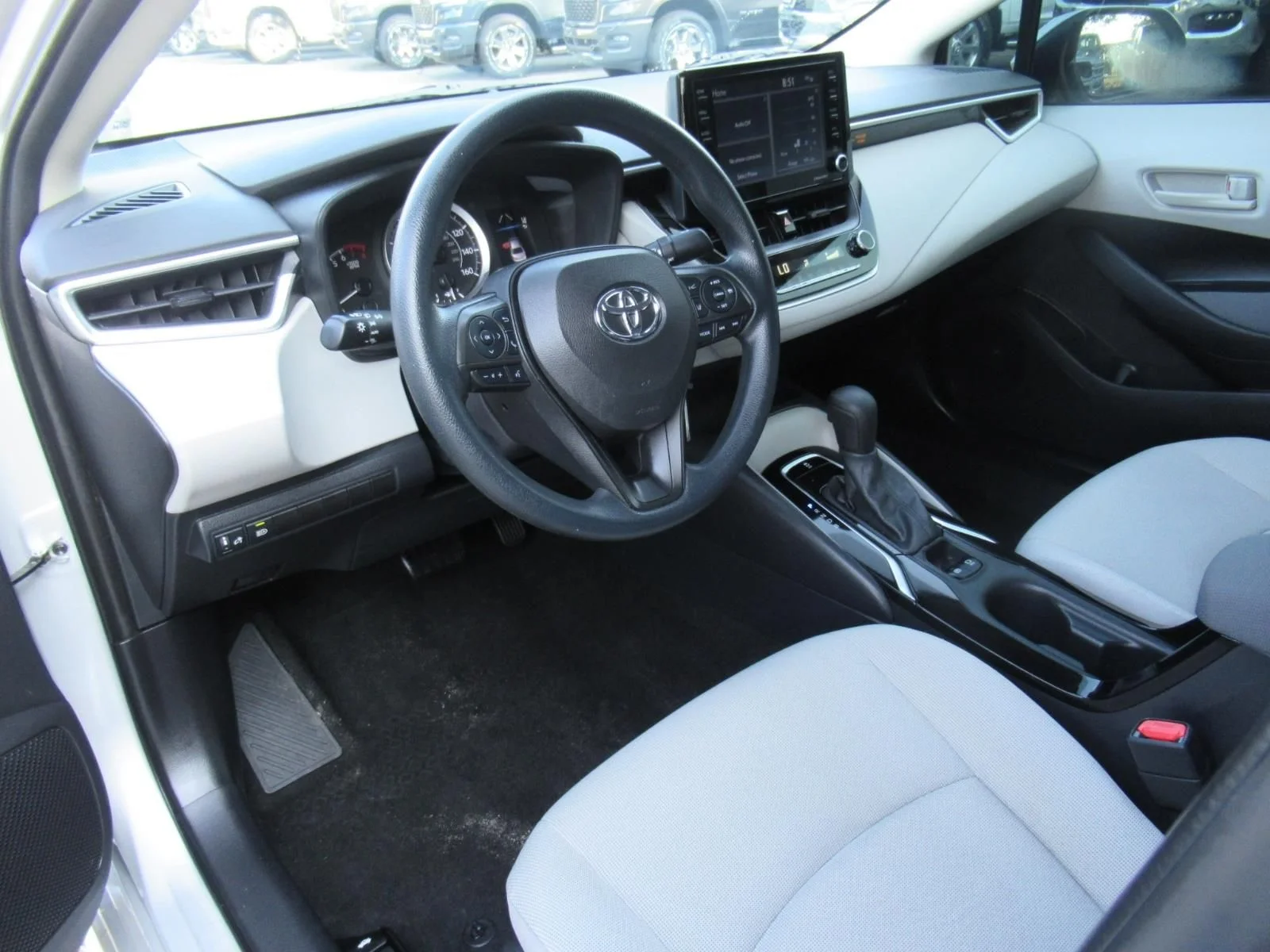Used 2022 Silver Toyota LE image 16