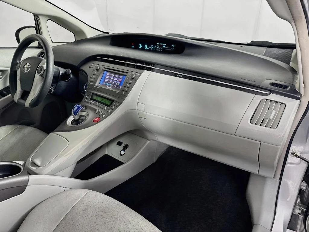 Used 2014 Silver Toyota Three image 33