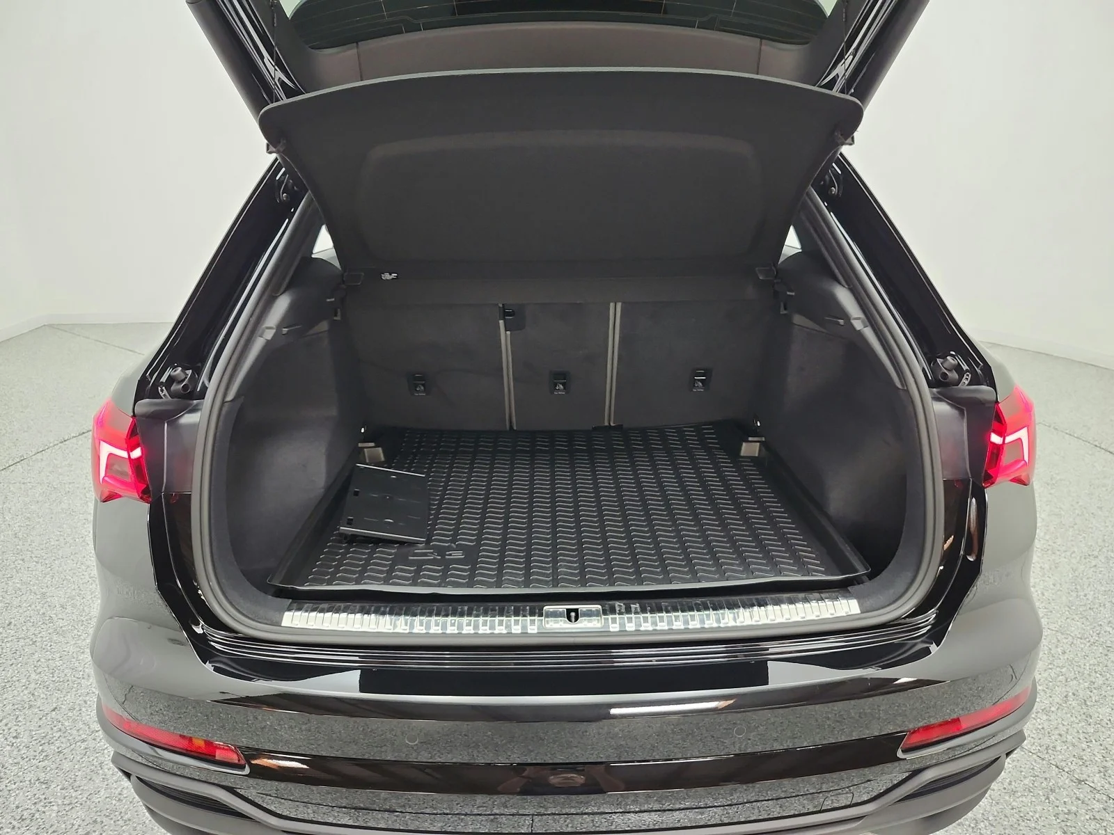 Used 2025 Mythos Black Metallic Audi S line Premium image 29