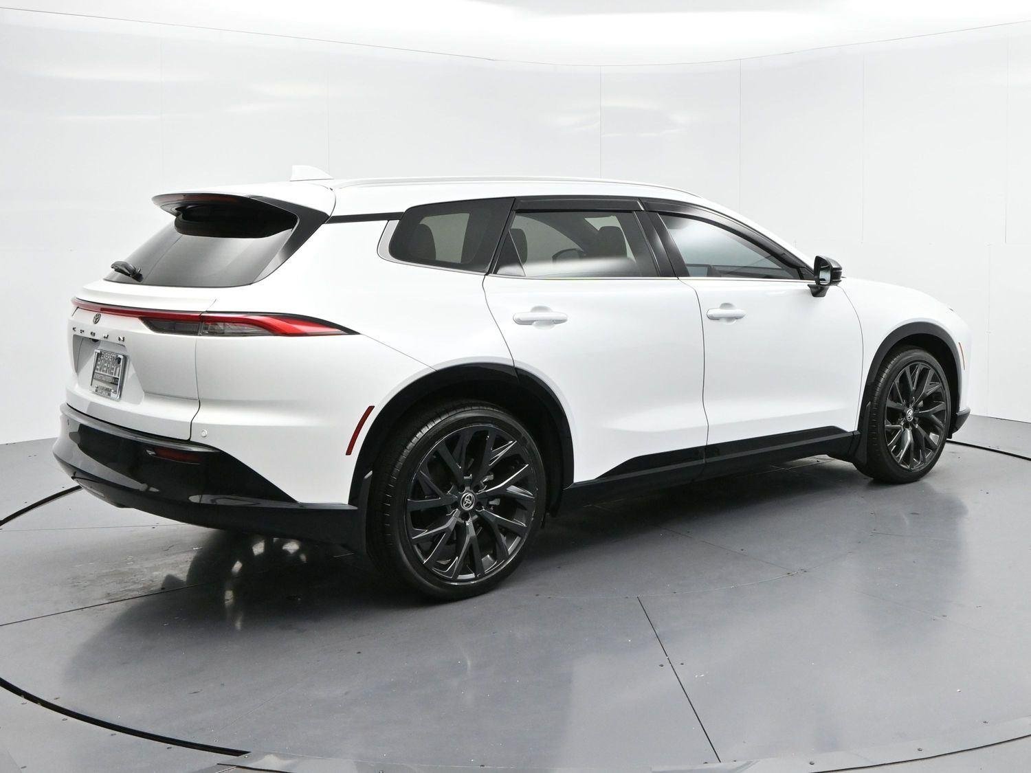 Used 2025  Toyota XLE image 7