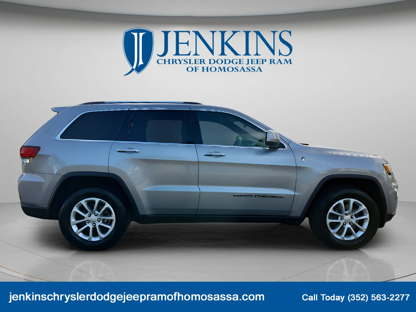 Used 2021 Billet Silver Metallic Clearcoat Jeep Laredo E image 2