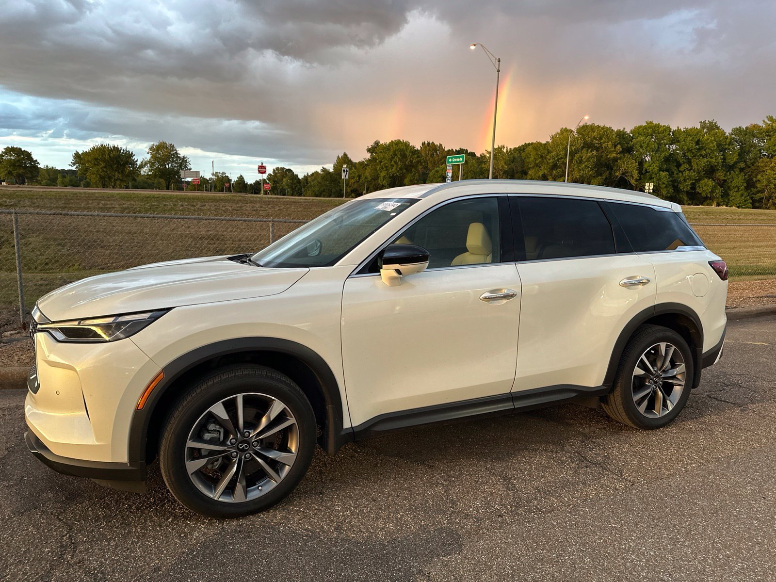 Used 2024 White INFINITI LUXE image 10
