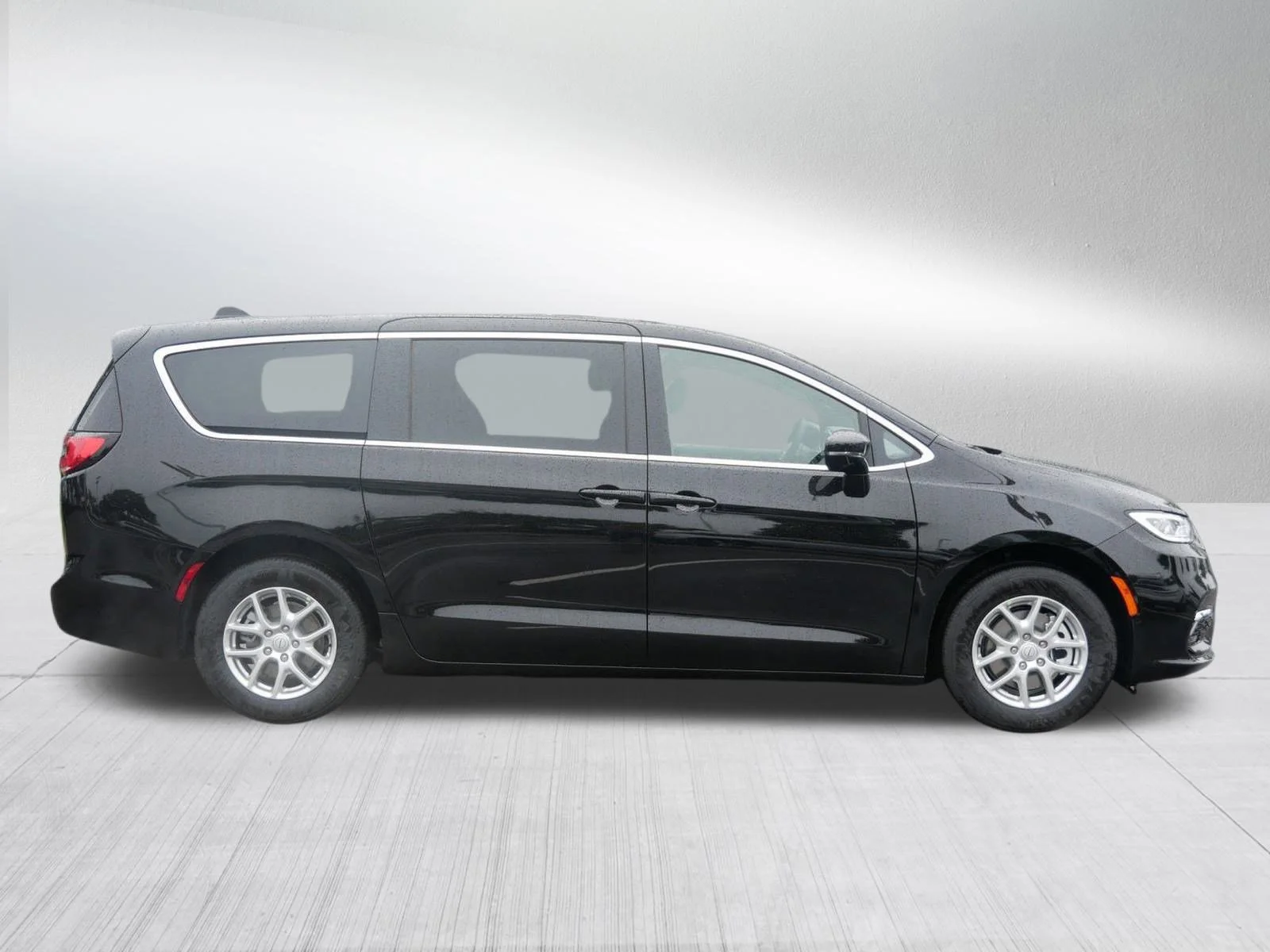 New 2026 Diamond Black Crystal Pearl-Coat Exterior Paint Chrysler Select image 8