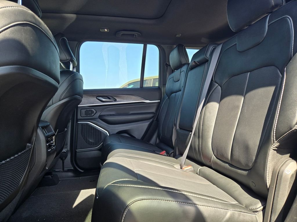 New 2026 Diamond Black Crystal Pearl-Coat Exterior Paint Jeep Limited Reserve image 6