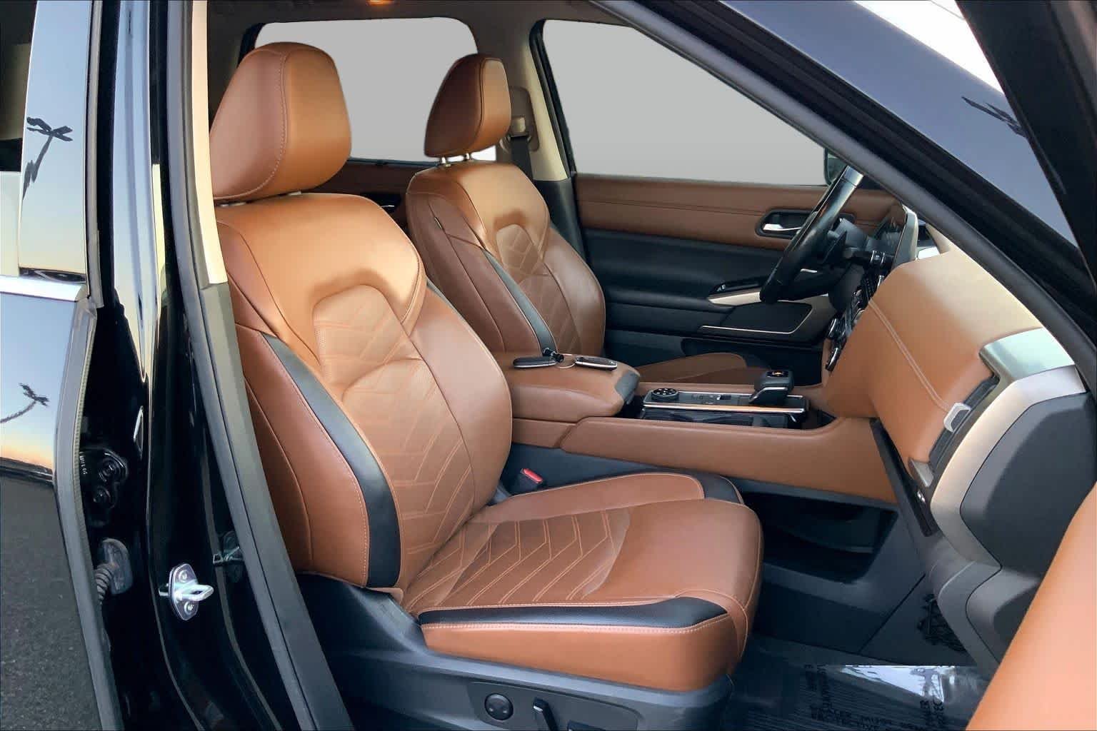 Used 2023 Super Black Nissan Platinum image 9