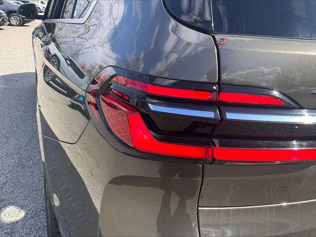 Used 2024 Green BMW xDrive40i image 34