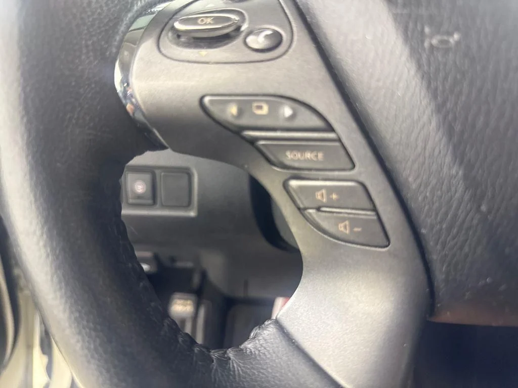 Used 2020 White Nissan SL image 33