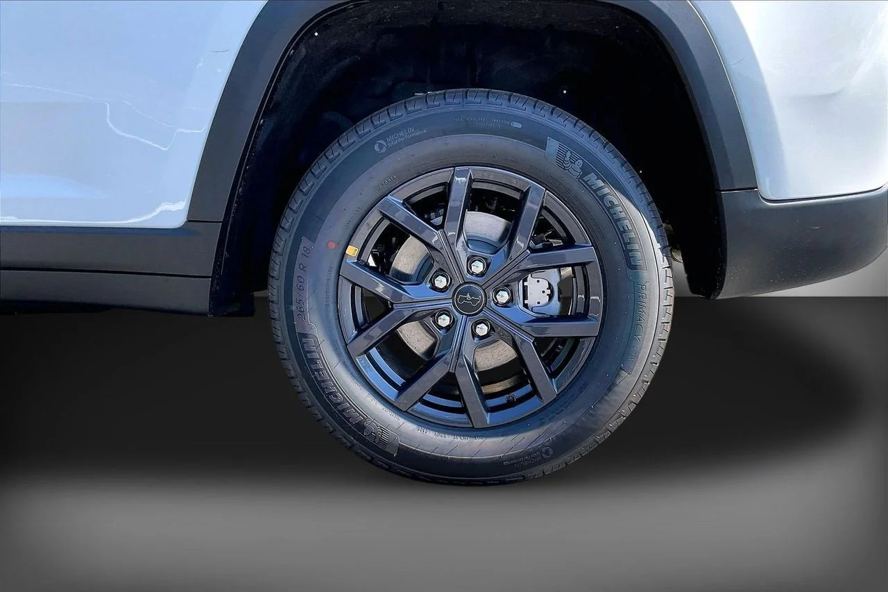 New 2027 Bright White Clear-Coat Paint Jeep Laredo Altitude image 33