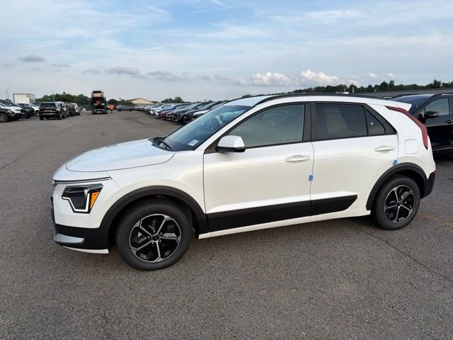 New 2026 Snow White Pearl Kia LX image 4