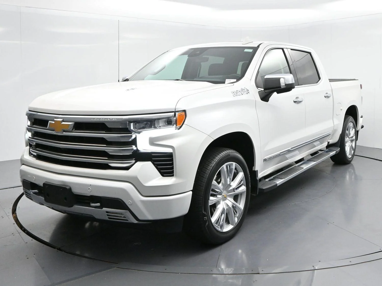 Used 2024 Iridescent Pearl Tricoat Chevrolet High Country image 3