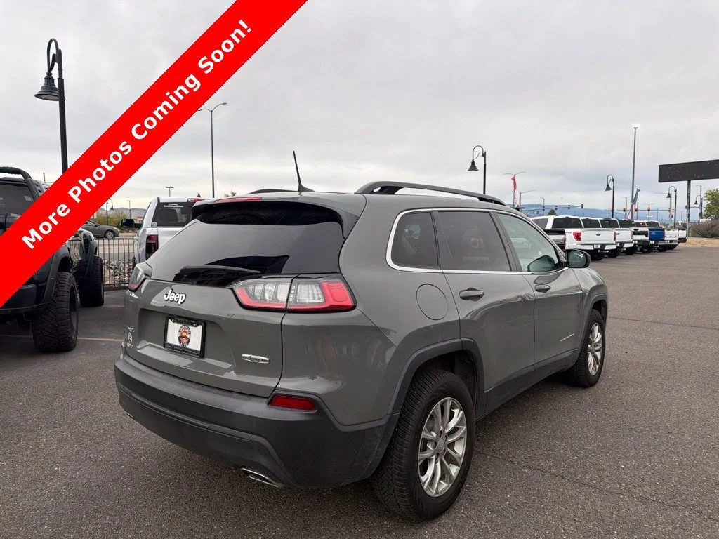 Used 2022 Gray Jeep Latitude Lux image 2