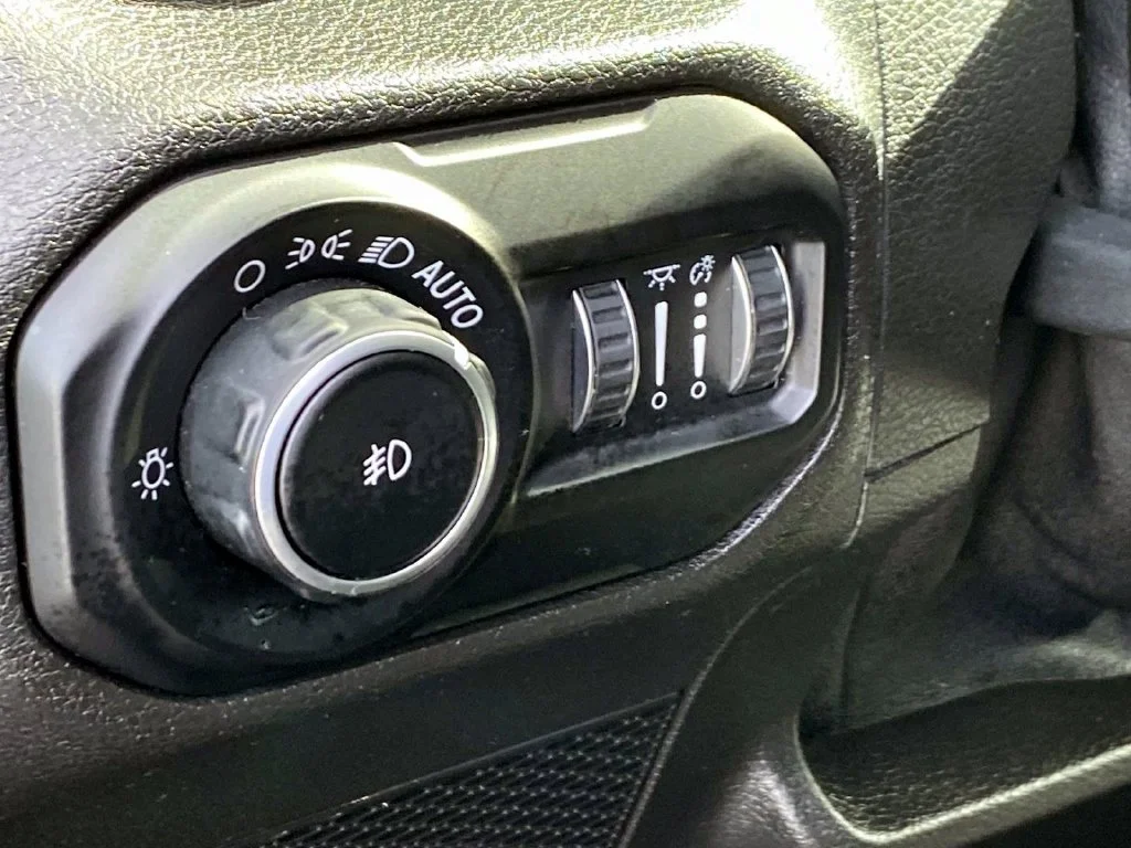 Used 2019 Gray Clearcoat Jeep Sport S image 31