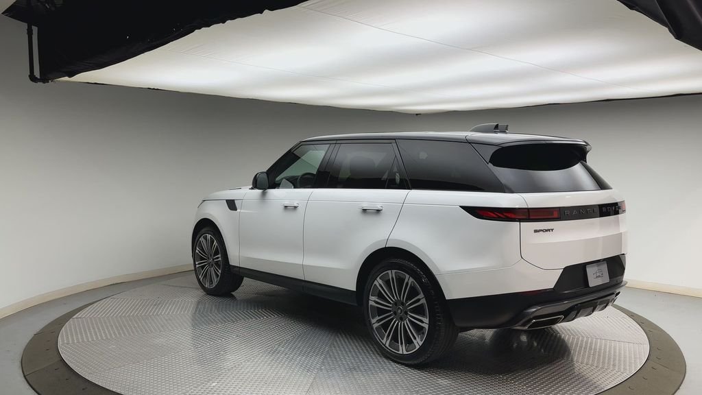 Used 2024 Fuji White Land Rover SE image 4