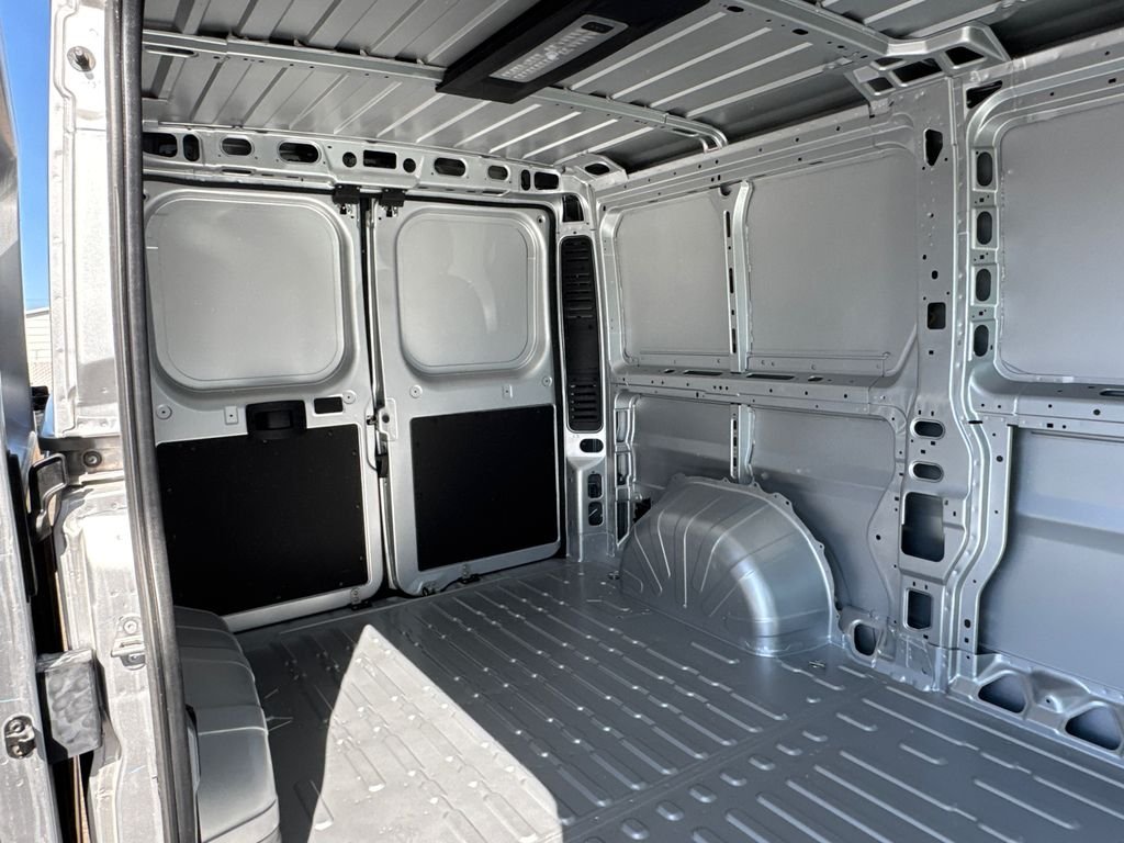 New 2026 Bright Silver Metallic Clear-Coat Exterior Paint RAM Low Roof image 16