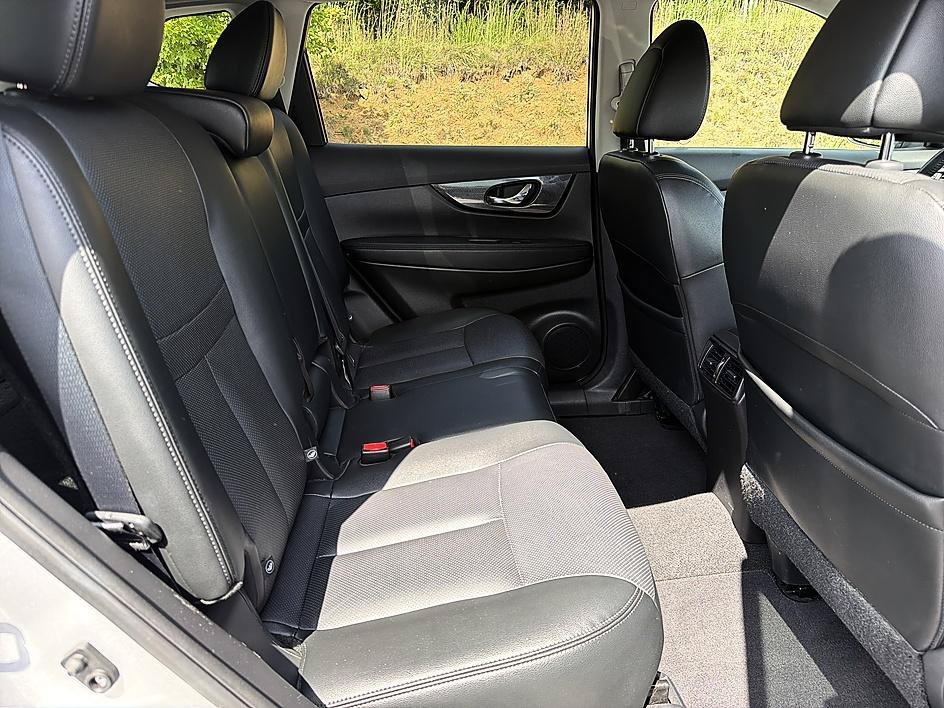 Used 2015 Brilliant Silver Nissan SL image 20