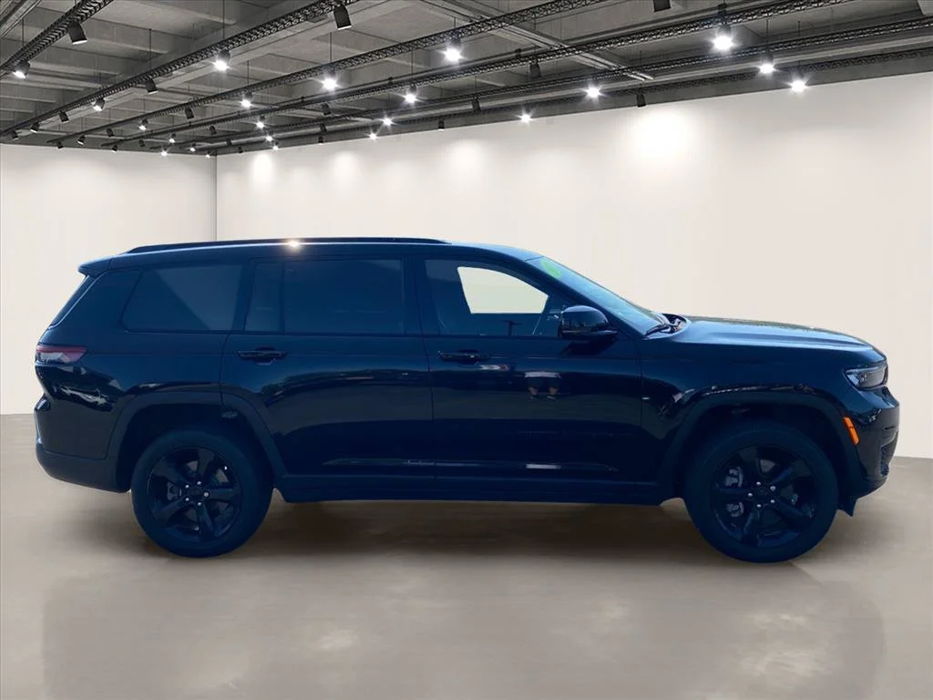 Used 2024 Diamond Black Crystal Pearlcoat Jeep Altitude X image 8