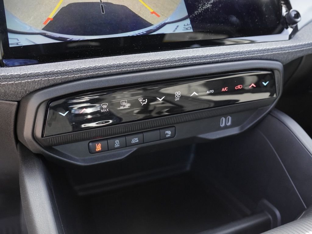 New 2026 Bright White Clear-Coat Exterior Paint Jeep Laredo image 16