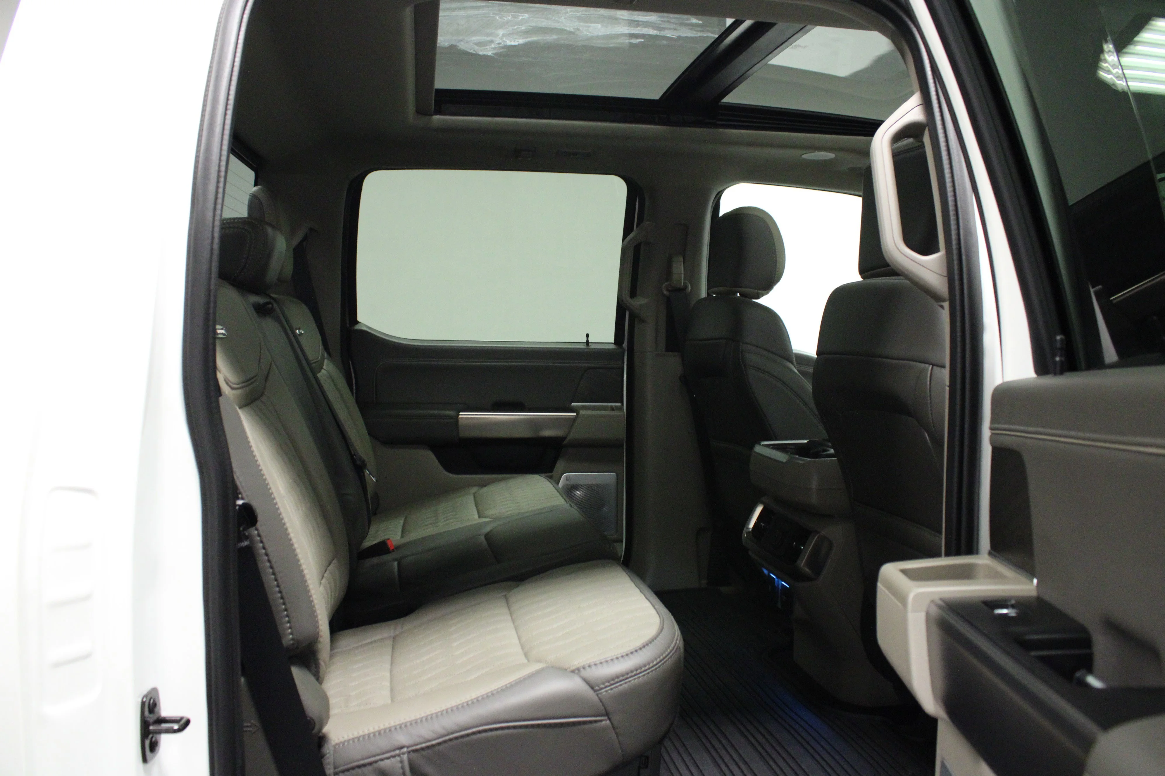 Used 2024 Star White Metallic Tri-Coat Ford Platinum image 16