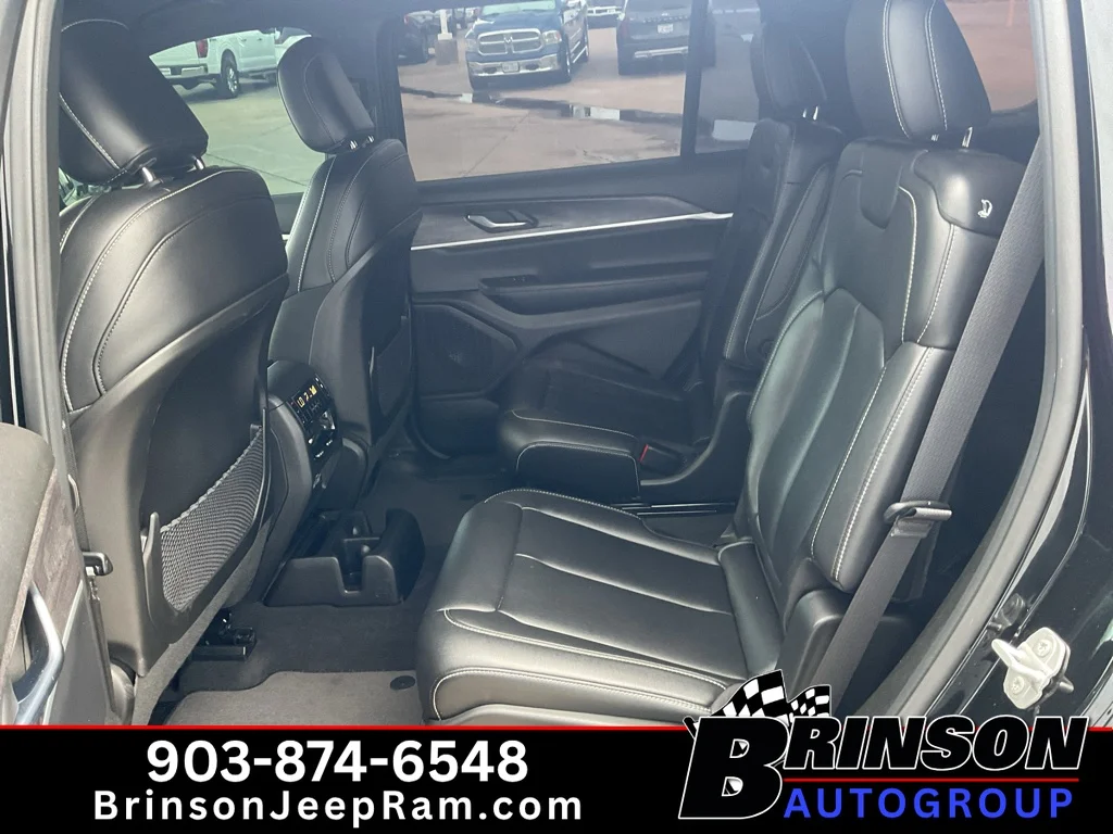 Used 2025 Diamond Black Crystal Pearlcoat Jeep Limited image 19