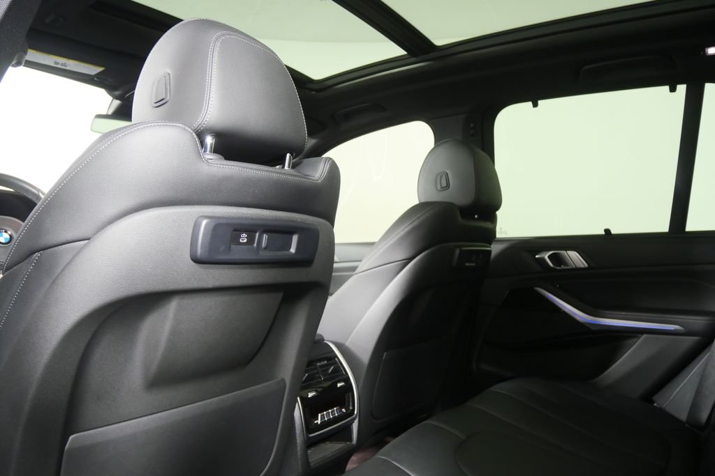Used 2021 Black Sapphire Metallic BMW xDrive40i image 16