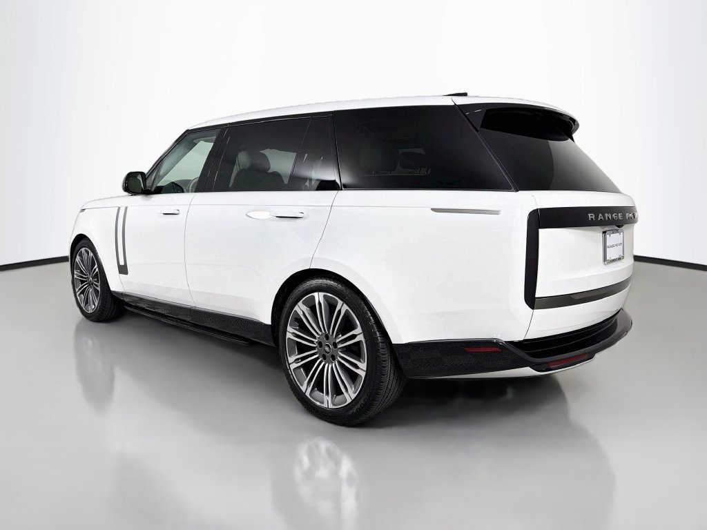 Used 2024 White Land Rover SE image 7