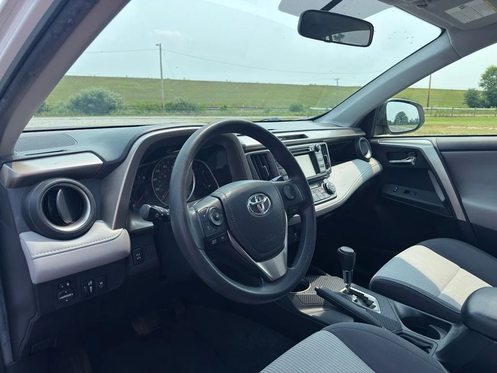 Used 2014 White Toyota XLE image 19