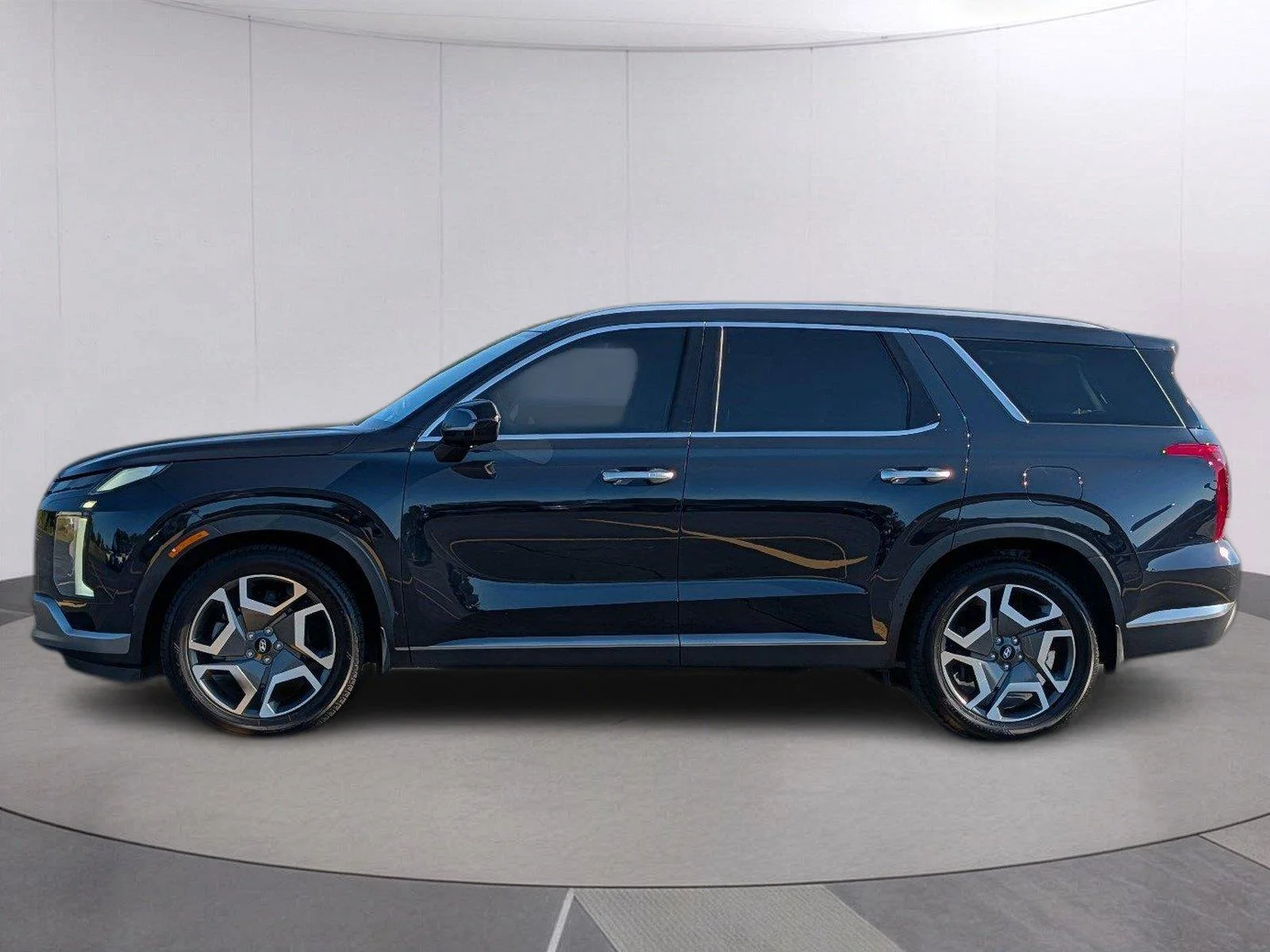 Used 2024 Moonlight Cloud Hyundai Limited image 2