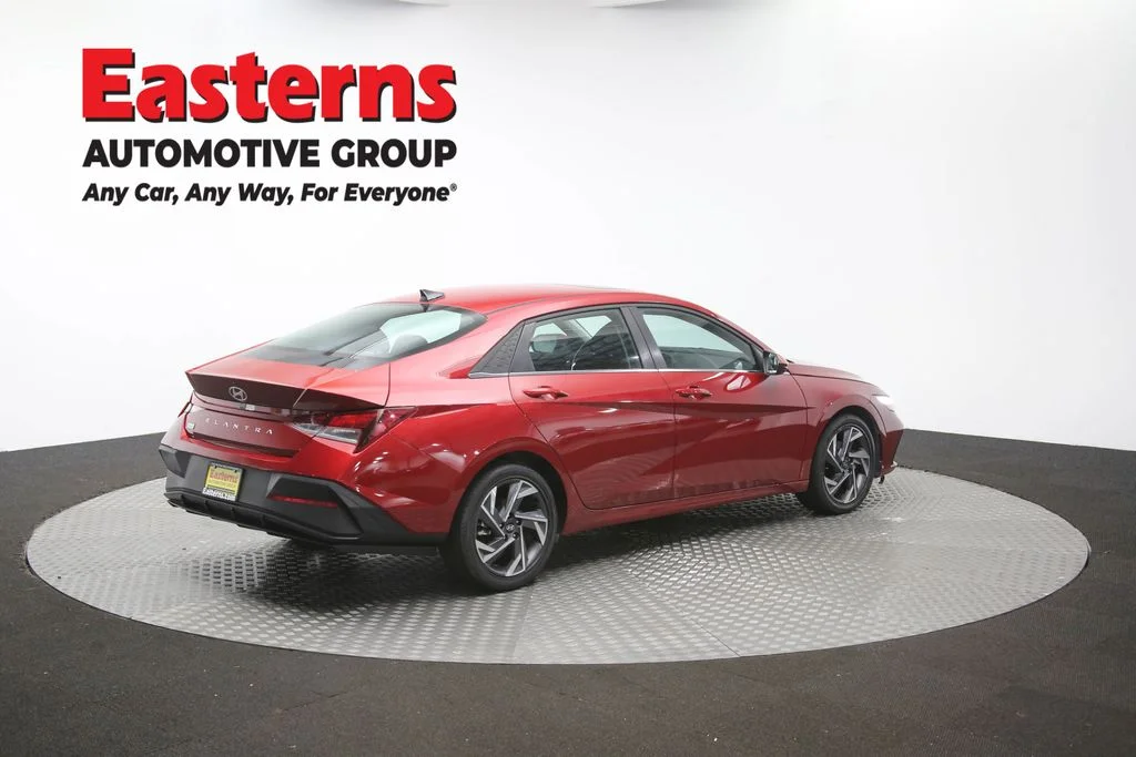 Used 2025 Red Hyundai SEL Convenience image 43