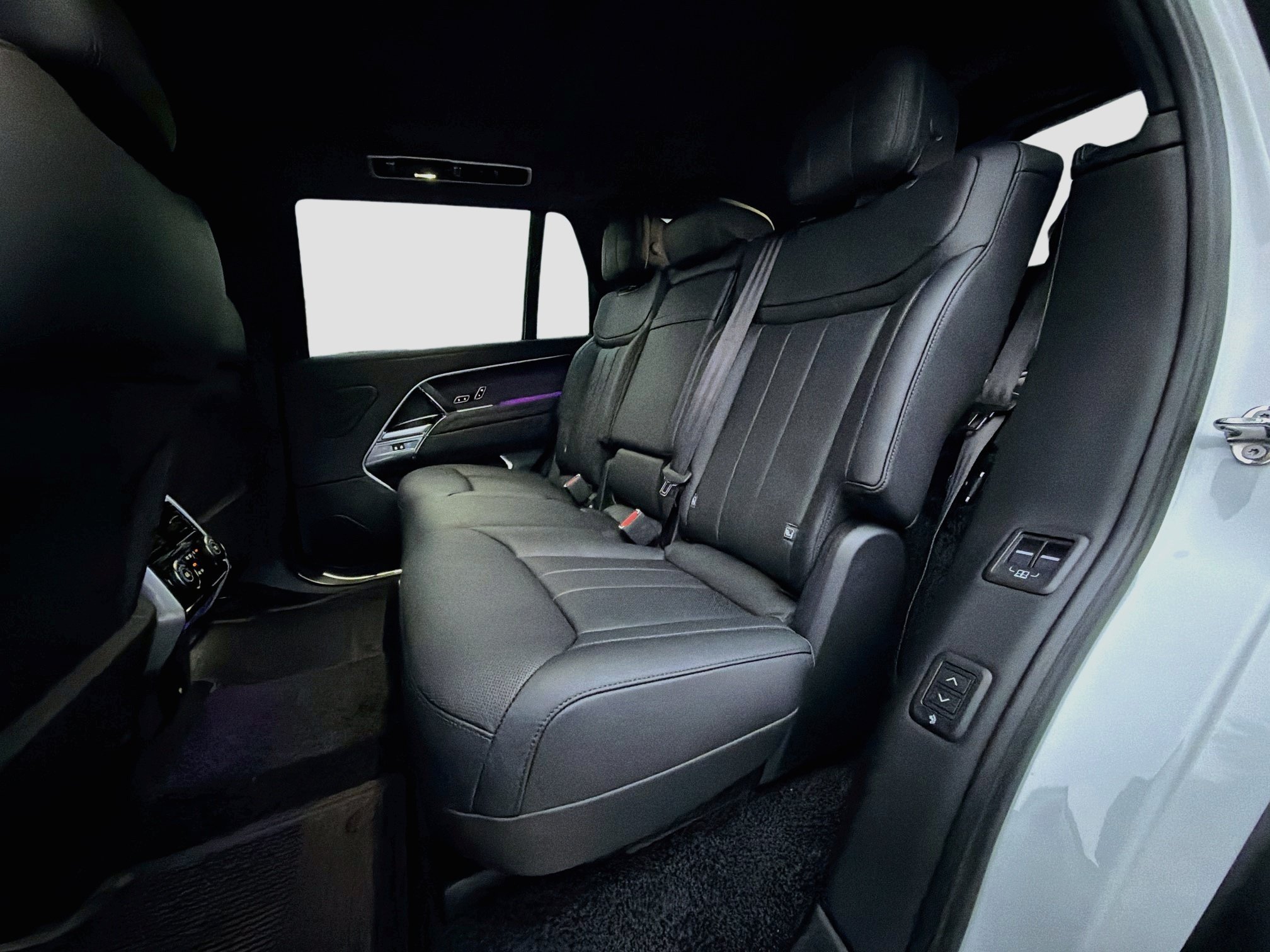 New 2027 Fuji White LAND ROVER  image 21