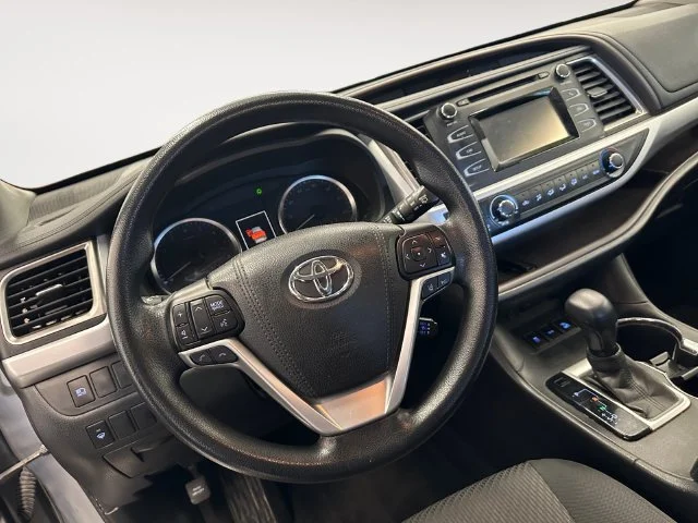 Used 2017 Silver Toyota LE image 12