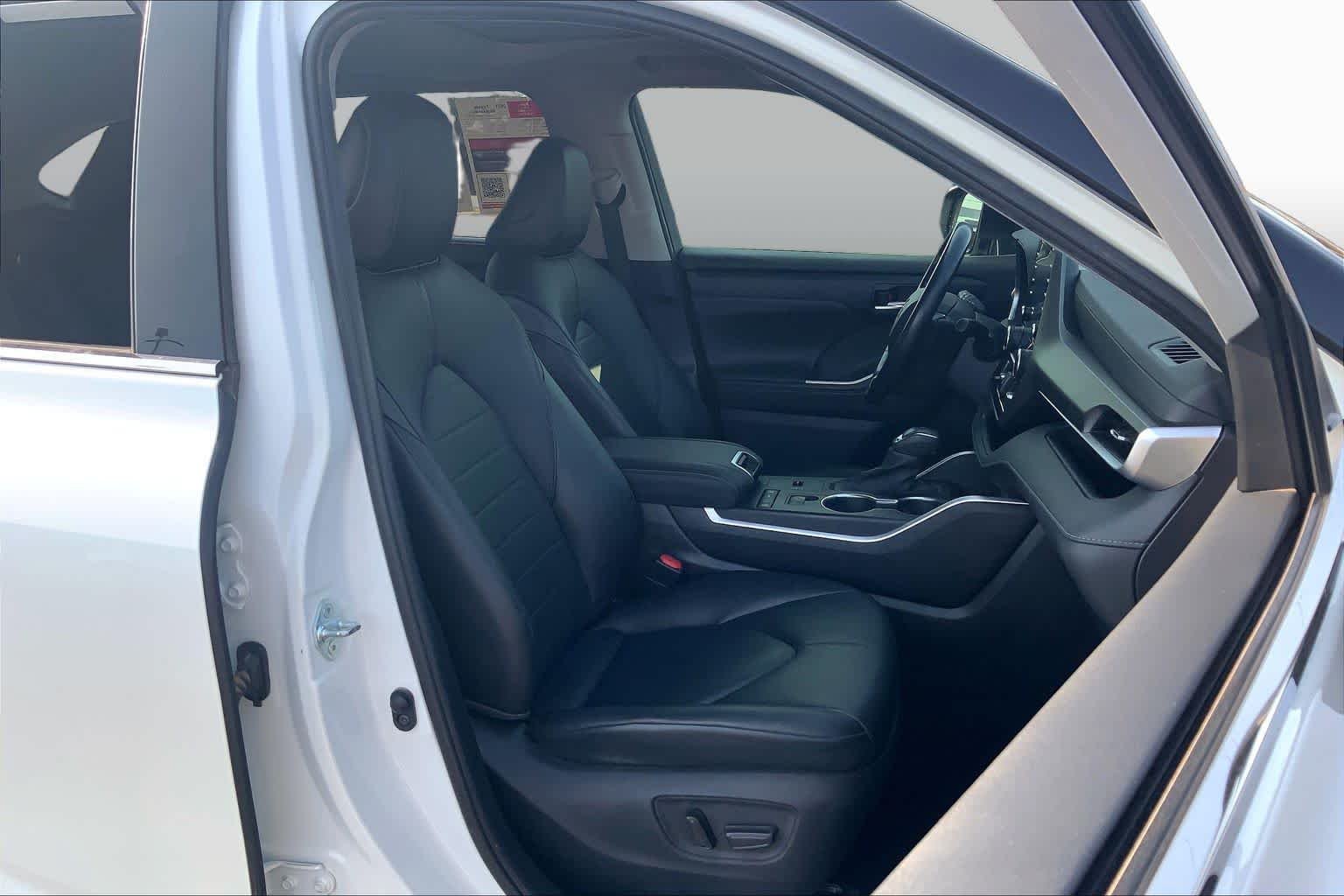 Used 2021 Blizzard Pearl Toyota XLE image 9