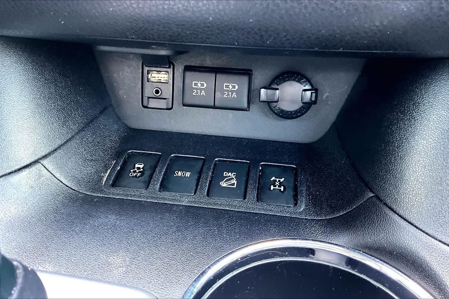 Used 2018 Blizzard Pearl Toyota XLE image 35